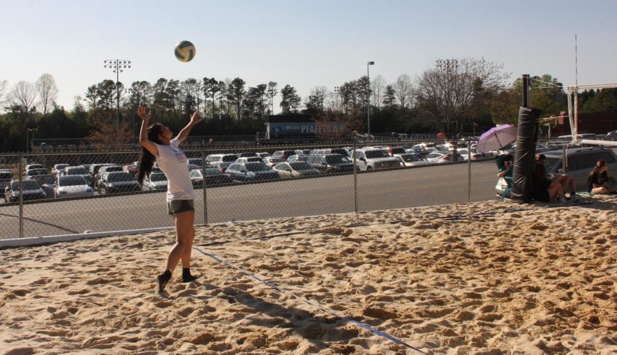 Senior Ellie Jiang sets up a serve in her march against Reynolds on April 6. As one of the only two seniors on the team, Jiang
offers advice to the rest of the players on how to truly enjoy sand volleyball and stresses the importance of having fun